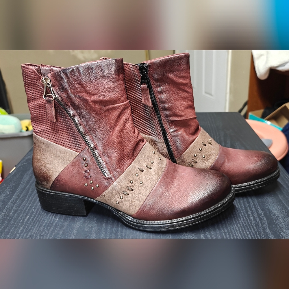 Iz Mooz Leather Boots